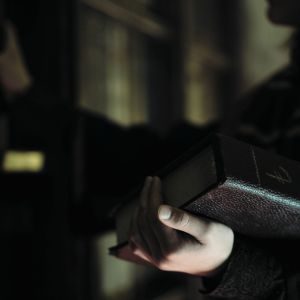 Buch in einer Hand